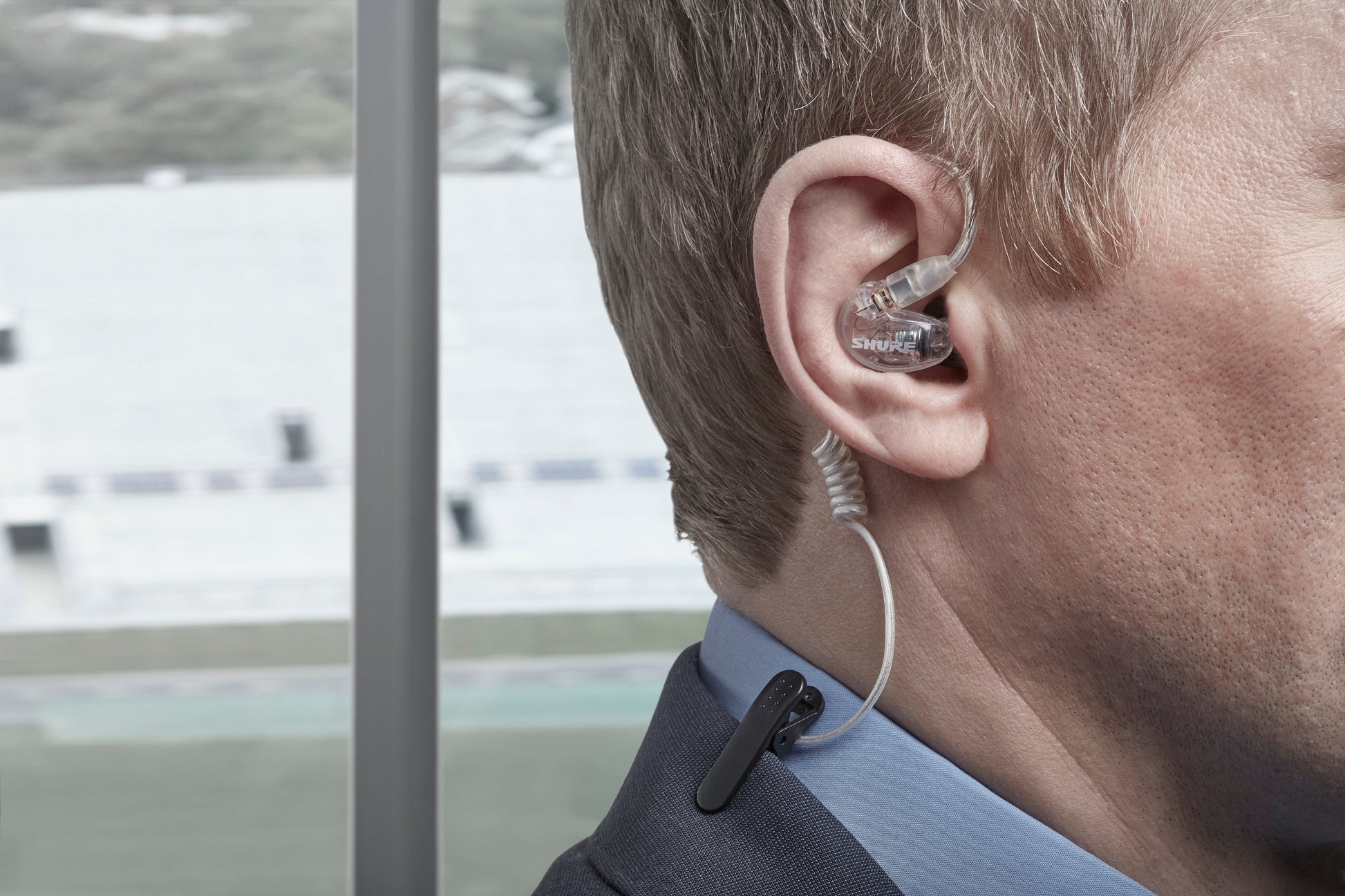 Shure SE425 professional sound isolating earphones and accessories