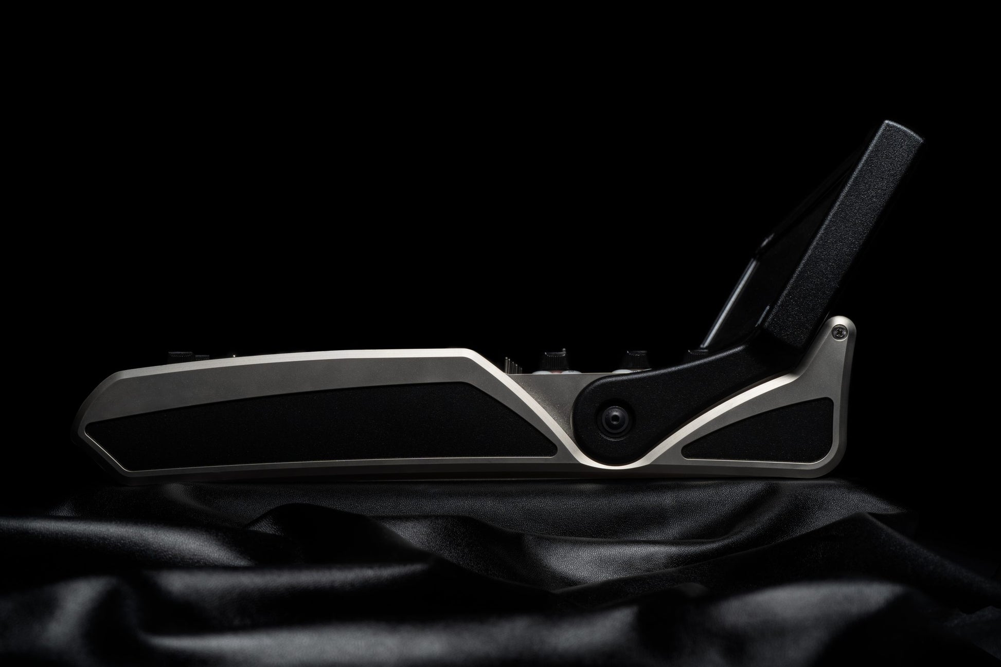 CL-16 audio mixer right side view with fader strip and carry handle
